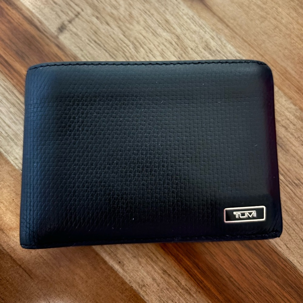 Men’s Tumi Leather Wallet